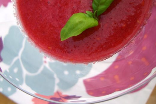 rode vruchten smoothie met basilicum